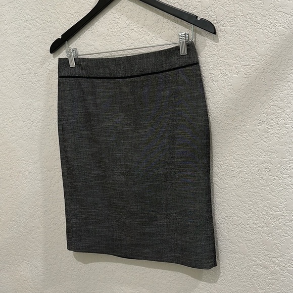 Ann Taylor Mini Skirt In Size 2 - Picture 3 of 9